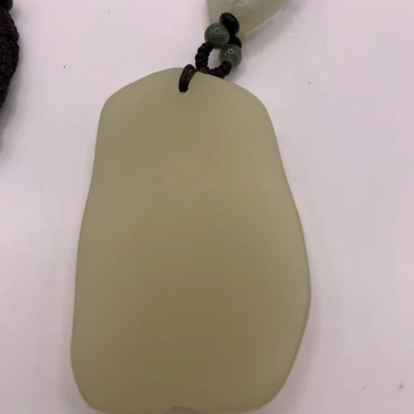 Gorgeous Hetian Jade necklace with carved deer detailing - Picture 3 of 7